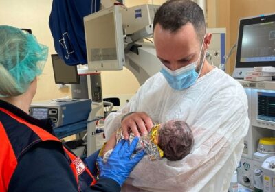 Alla 34esima settimana di gravidanza accompagna il marito per una visita cardiologica, ma ha una emorragia massiva acuta.￼I medici di Tiberia Hospital la fanno partorire in condizioni straordinarie: mamma e bimba stanno bene