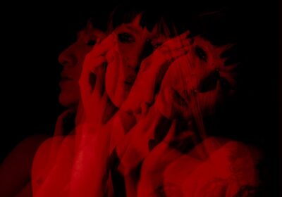 DALLE CENERI DELL’ANIMA, SBOCCIA “FIRE FLOWERS”, IL NUOVO SINGOLO DI HETRA CHE CONVERTE LA RABBIA IN RINASCITA