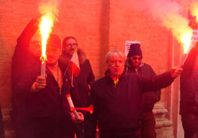 Tra fumogeni e slogan la protesta degli Ncc a Roma: “Stop ai decreti del governo”