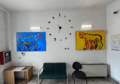 Il pittore Mangone porta la sua Lupa Capitolina Blu da Buccino a Roma