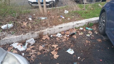 Stazione Prenestina: degrado accanto ai campi sportivi e ai palazzi